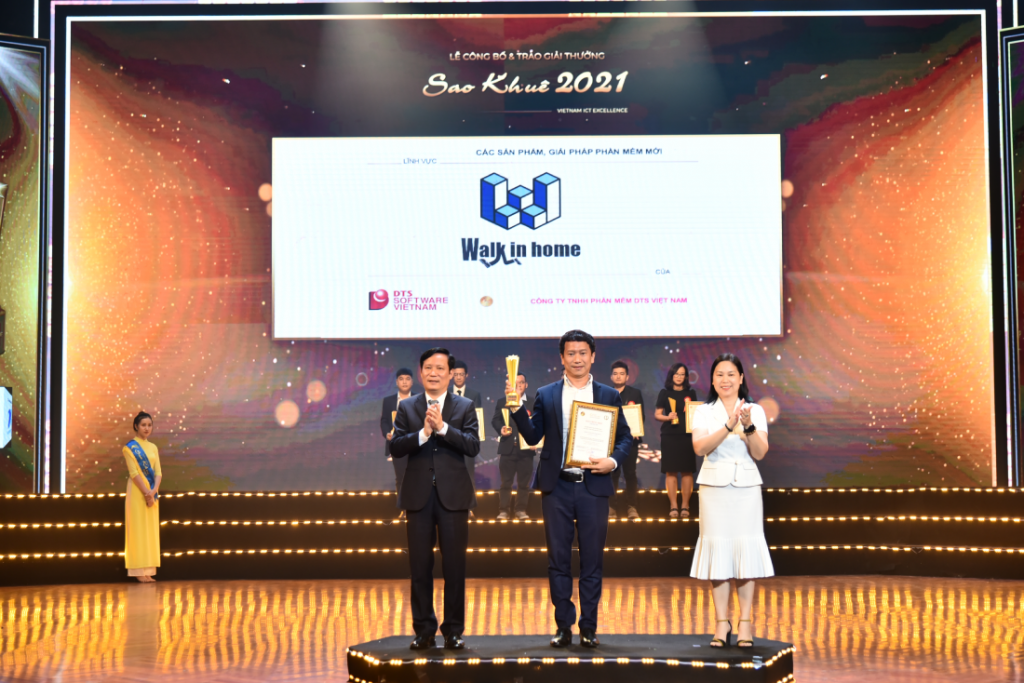 (Ông Nobuhiro Nakatani – đại diện DTS Việt Nam nhận giải dịch vụ xuất khẩu phầm mềm tại Sao Khuê 2021)