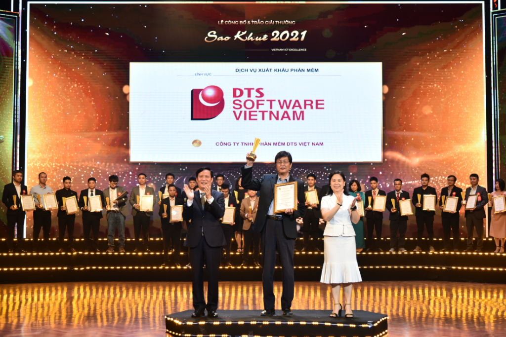 (Ông Đinh Ngọc Thi – trưởng phòng phát triển phần mềm DTS Việt Nam nhận giải Sản phẩm/ giải pháp xuất sắc của ngành phần mềm, CNTT Việt Nam với sản phẩm WIH)