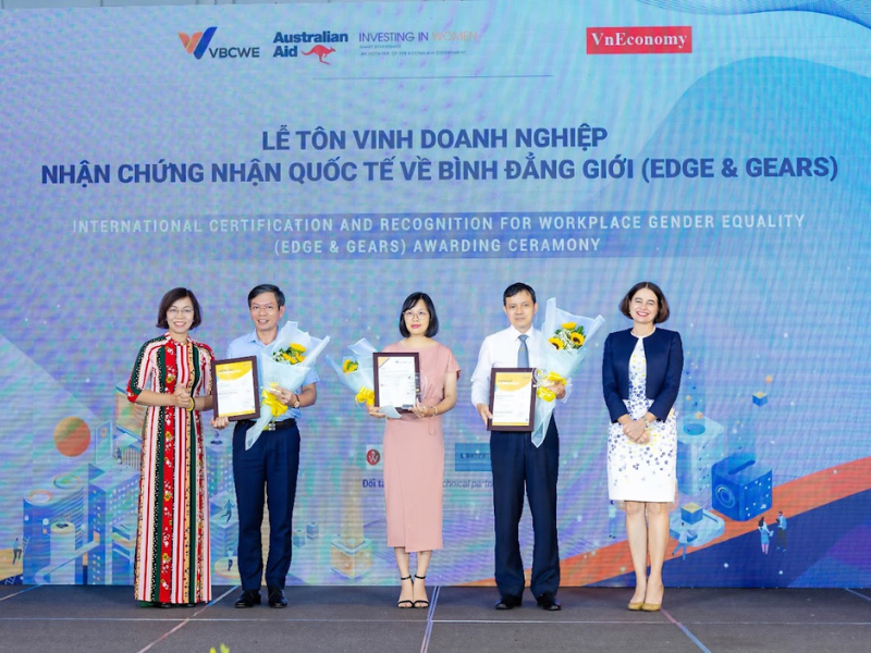 Đại diện DTS Việt Nam – chị Nguyễn Hải Uyên – Trưởng bộ phận GA vinh dự nhận chứng nhận về bình đẳng giới tại nơi làm việc